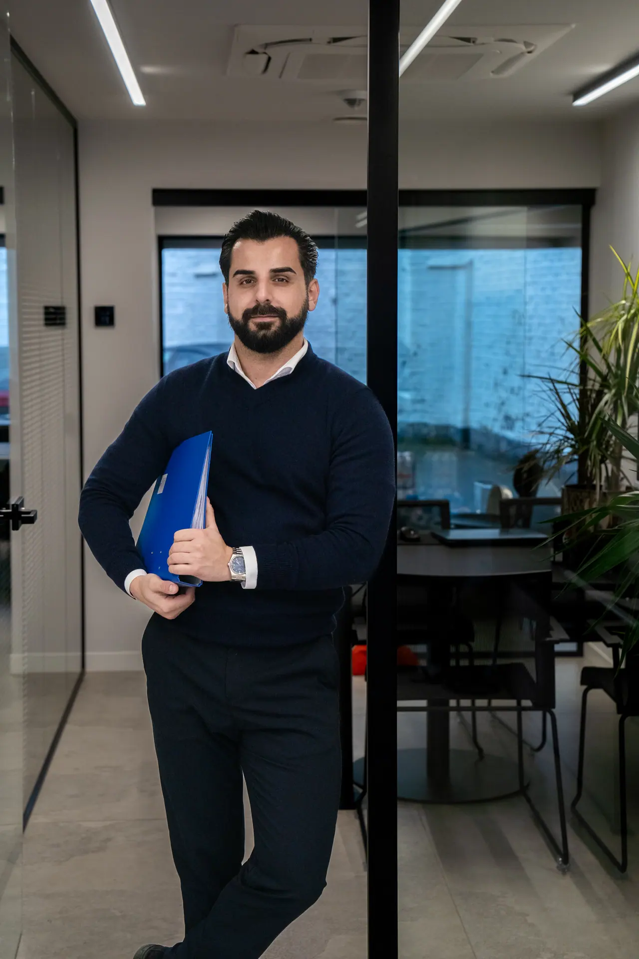 Een medewerker van FK Boekhouding met een blauwe dossiermap onder de arm