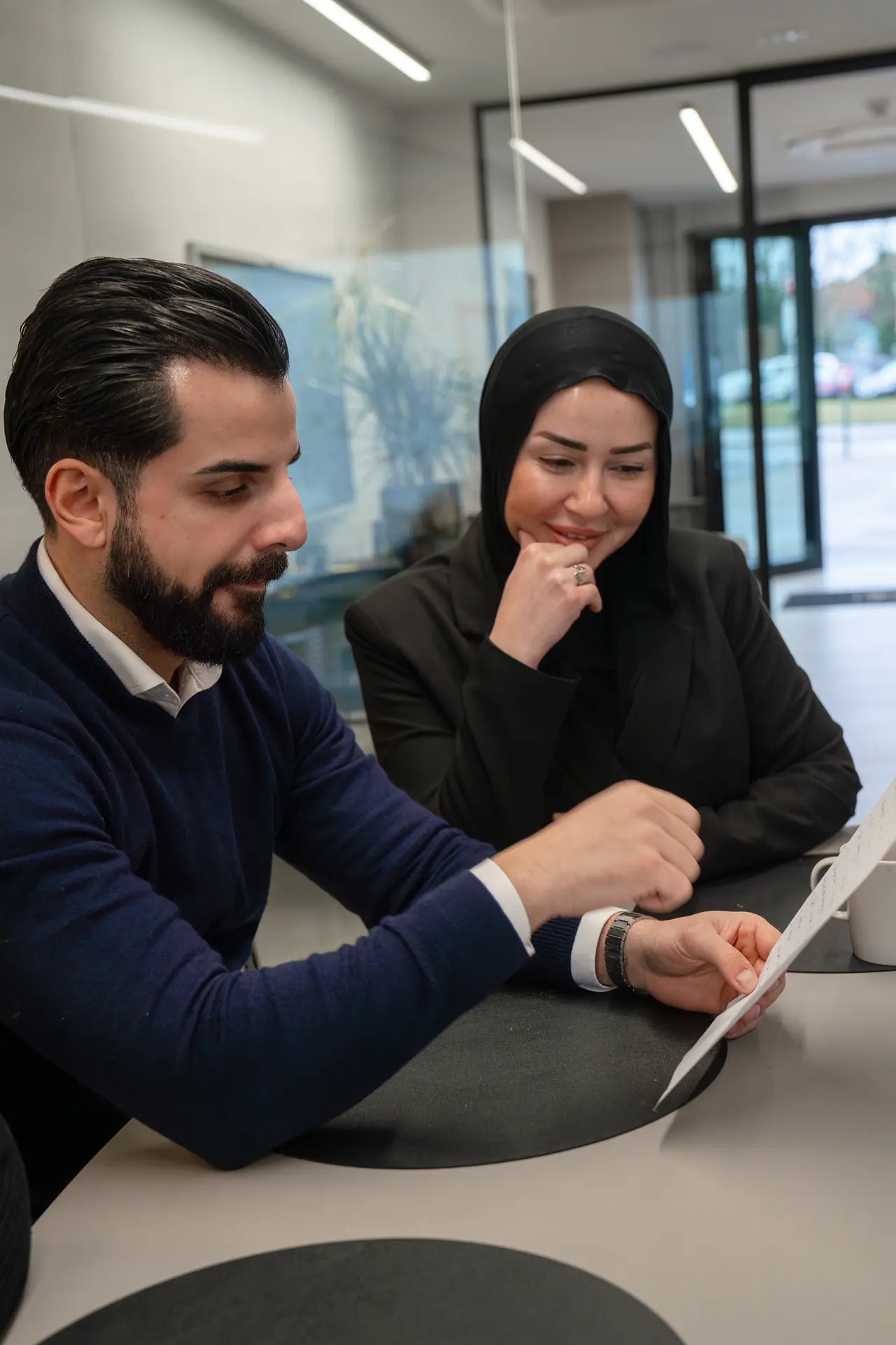 Twee medewerkers van FK Boekhouding lachen samen naar een tablet