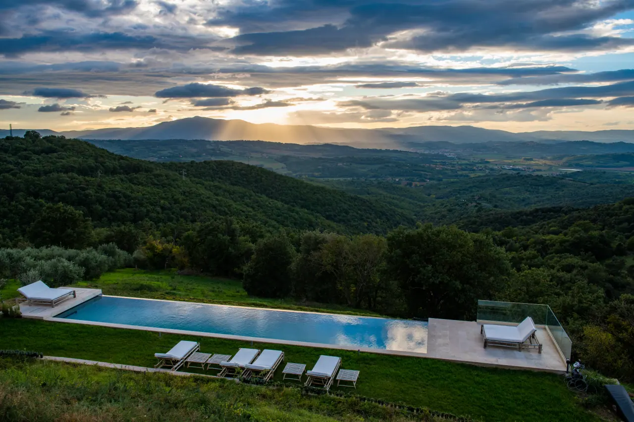 The infinity pool of Villa Lidia above the Umbrian hills