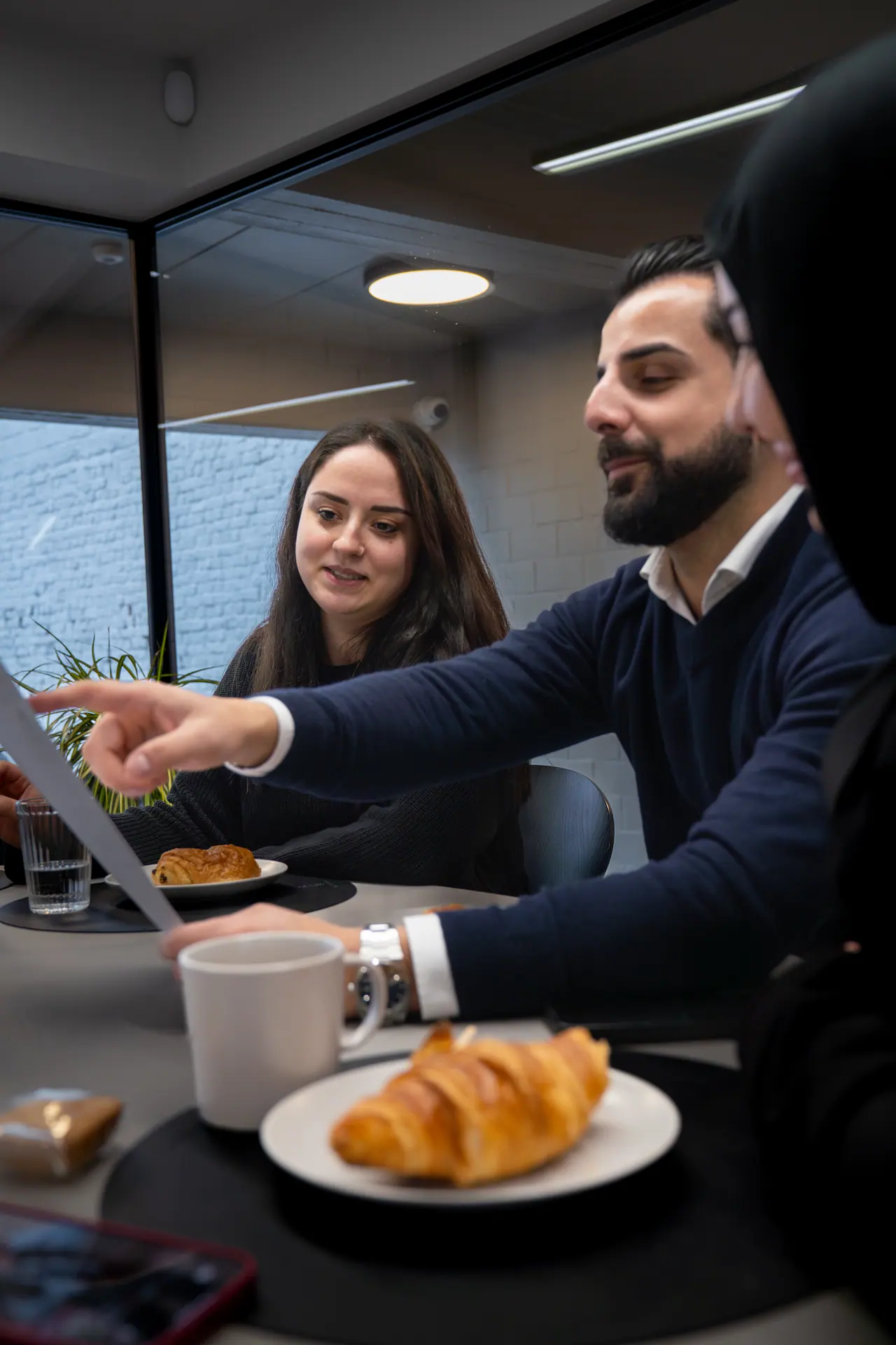 Medewerkers van FK Boekhouding in overleg aan tafel