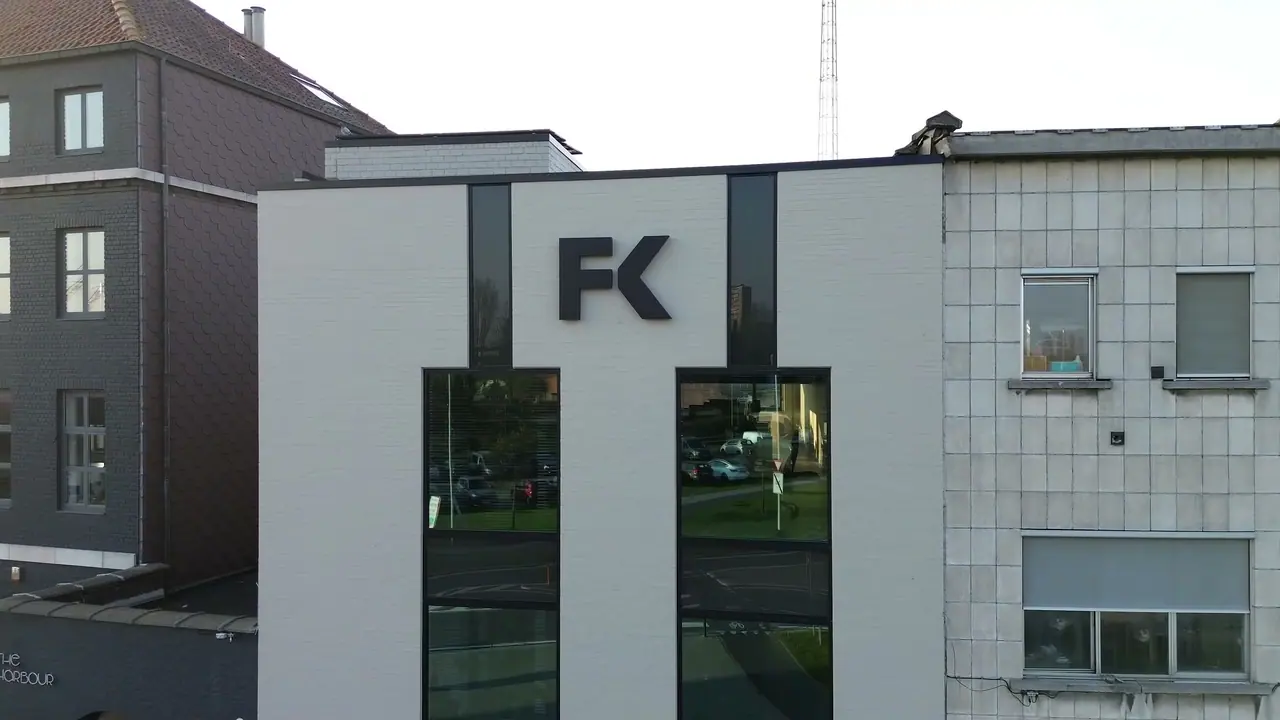 De gevel van het kantoor van FK Boekhouding met het logo, een beeld uit hun promovideo