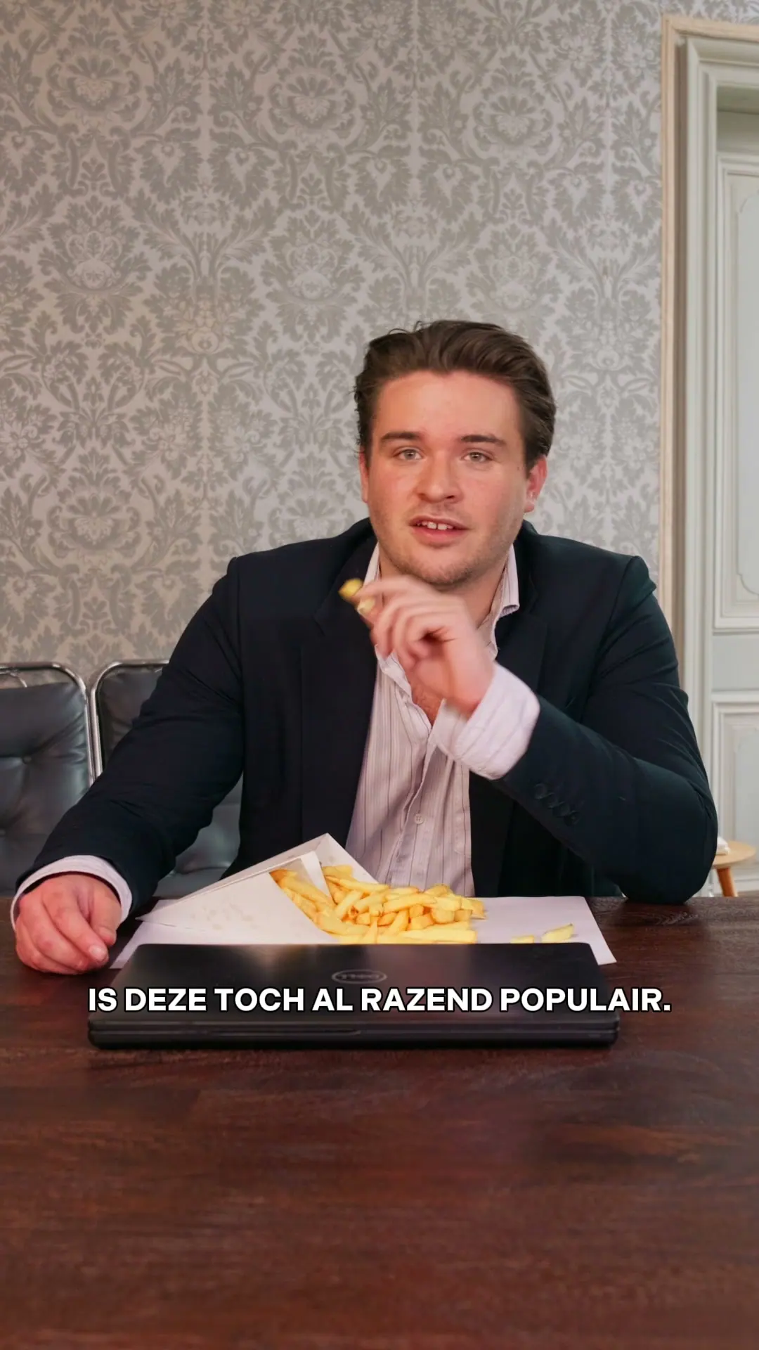 Een collega van VBS met een portie frieten in een reel over persoonlijke branding