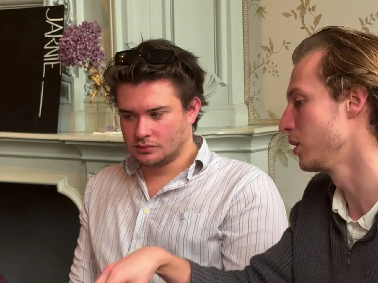 Two VBS colleagues at a table discussing the setup of a campaign