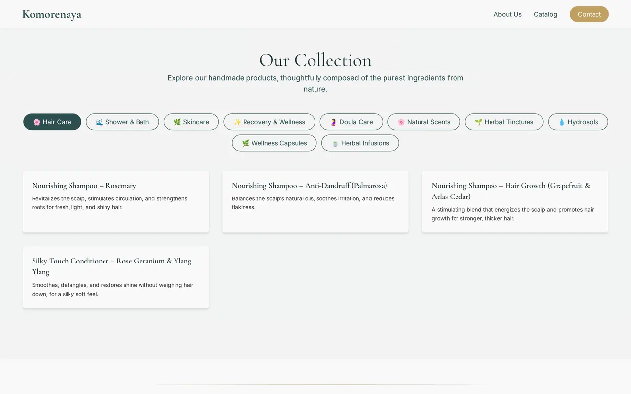 Wat kost een webshop: de catalogus van Komorenaya op desktop, met knoppen per categorie en de producten eronder