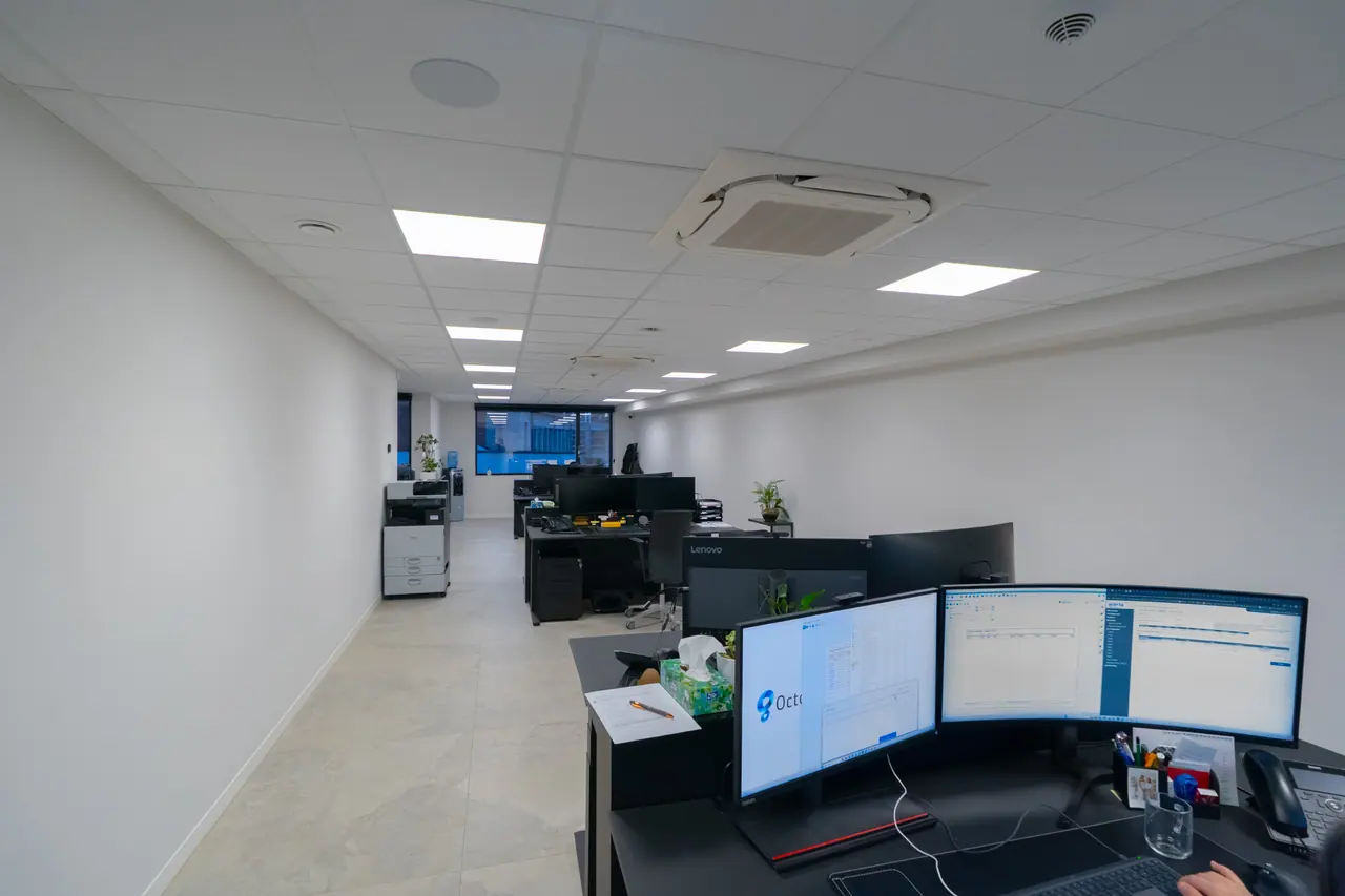 Een open kantoor met bureaus en schermen, het soort team dat kiest tussen Odoo of Teamleader