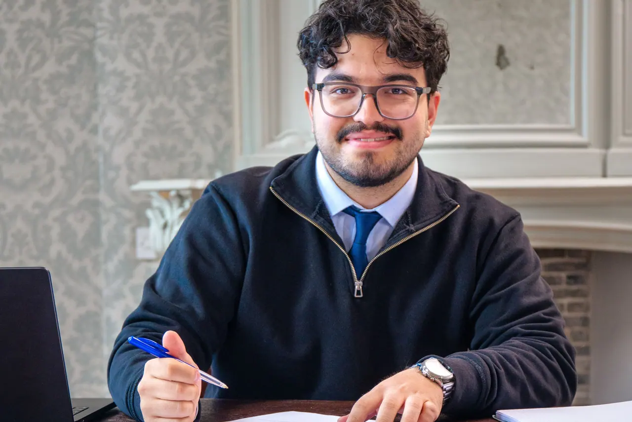 Een collega van VBS met pen en notities aan tafel
