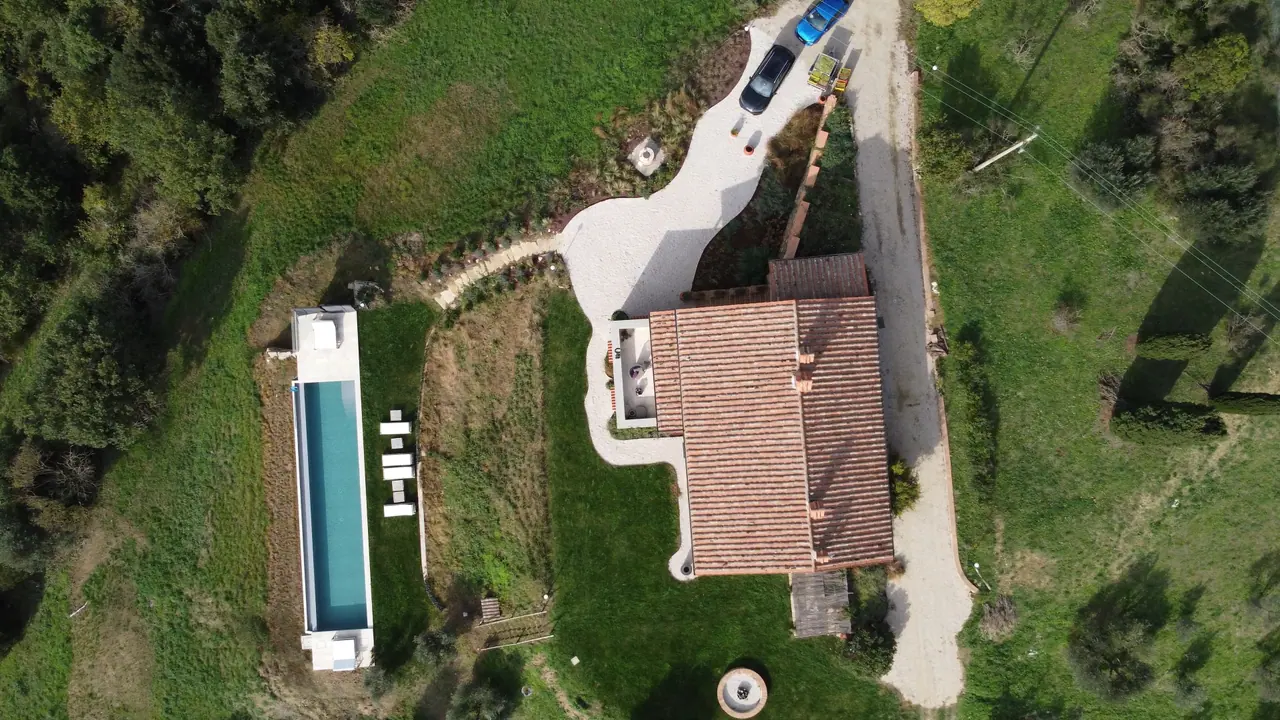 Villa Lidia van boven, met het zwembad, de tuin en de oprit