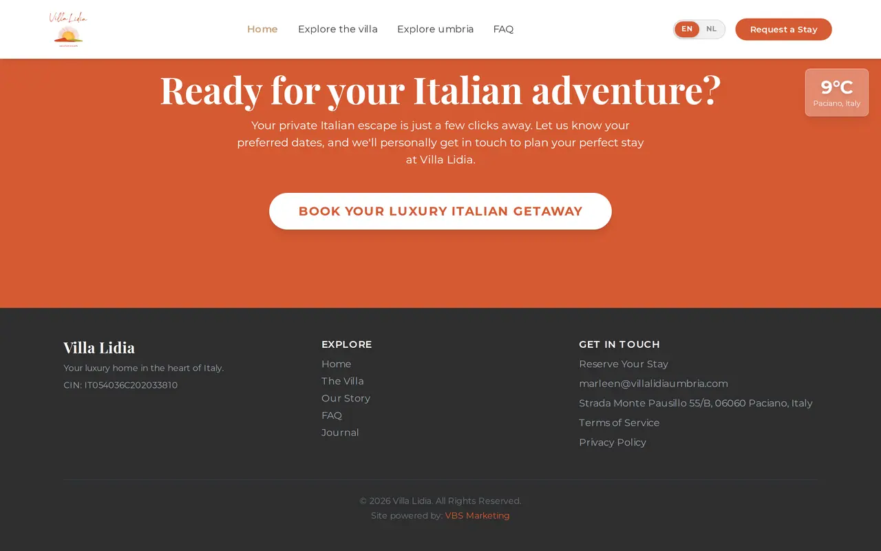 What is a backlink: the footer of villalidiaumbria.com with the line Site powered by VBS Marketing, a link back to the agency that built it