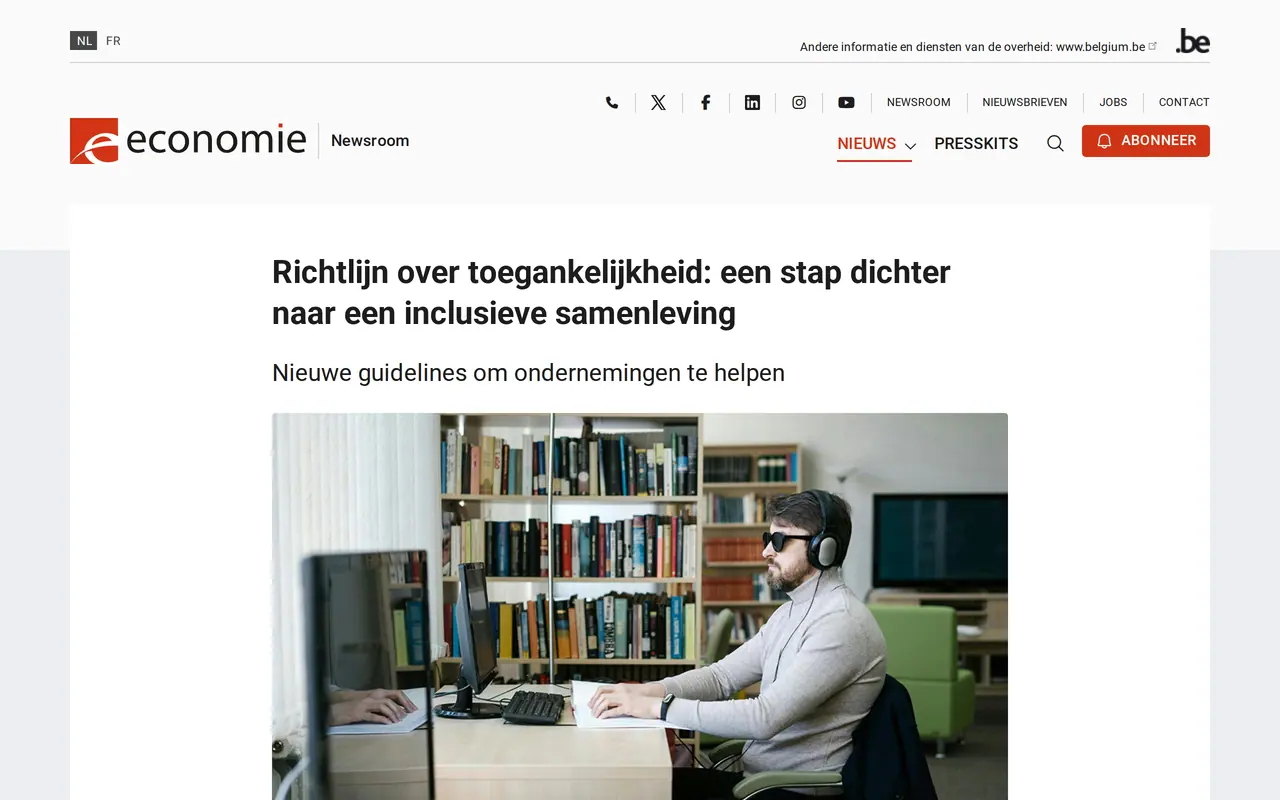 Toegankelijkheid van webshops: het nieuwsbericht van de FOD Economie over de Europese richtlijn over toegankelijkheid, met een man met koptelefoon aan een computer
