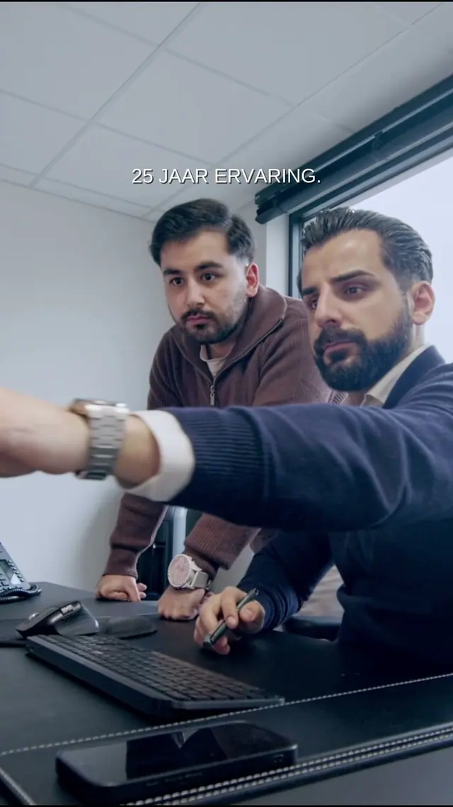 Two FK Boekhouding staff at a screen, from their reel