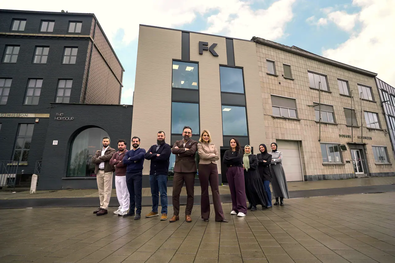 Het team van FK Boekhouding voor hun kantoor in Gent, een van de Gentse zaken met een site van ons