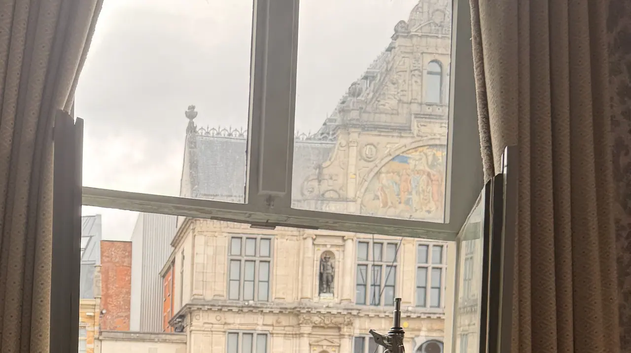 De schouwburg aan het Sint-Baafsplein, gezien door het raam van ons kantoor in Gent