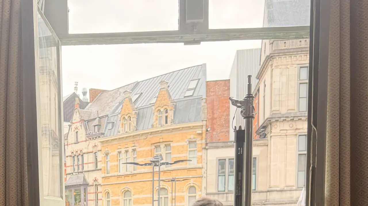 Gevels aan het Sint-Baafsplein, gezien door het open raam van ons kantoor in Gent