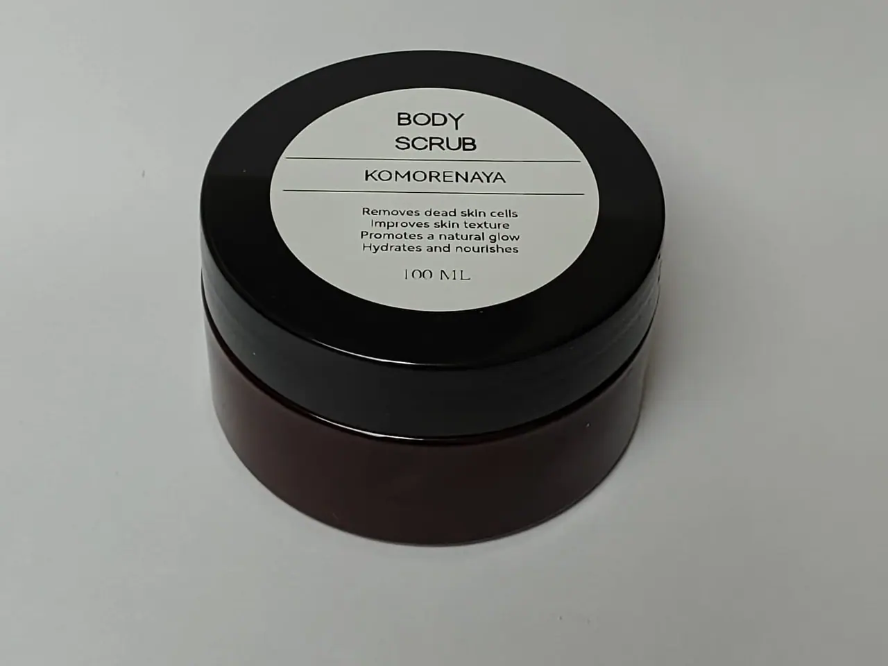 A Komorenaya body scrub in its own product photo