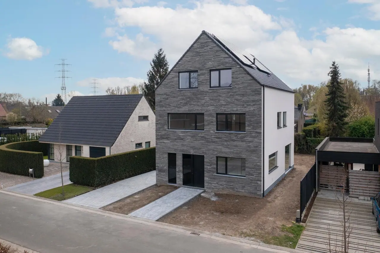 Een nieuwbouwwoning van SN Group in grijze baksteen