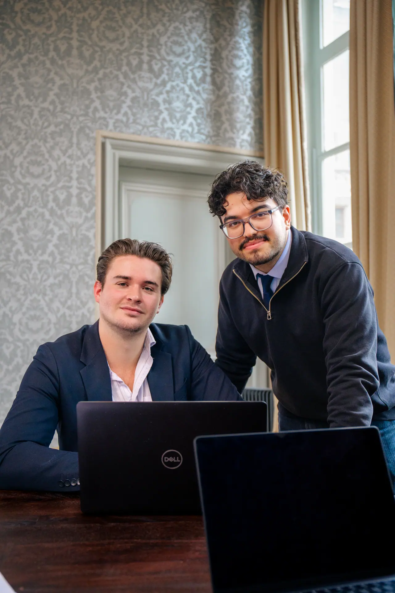 Twee collega's van VBS overlopen een scherm op kantoor in Gent