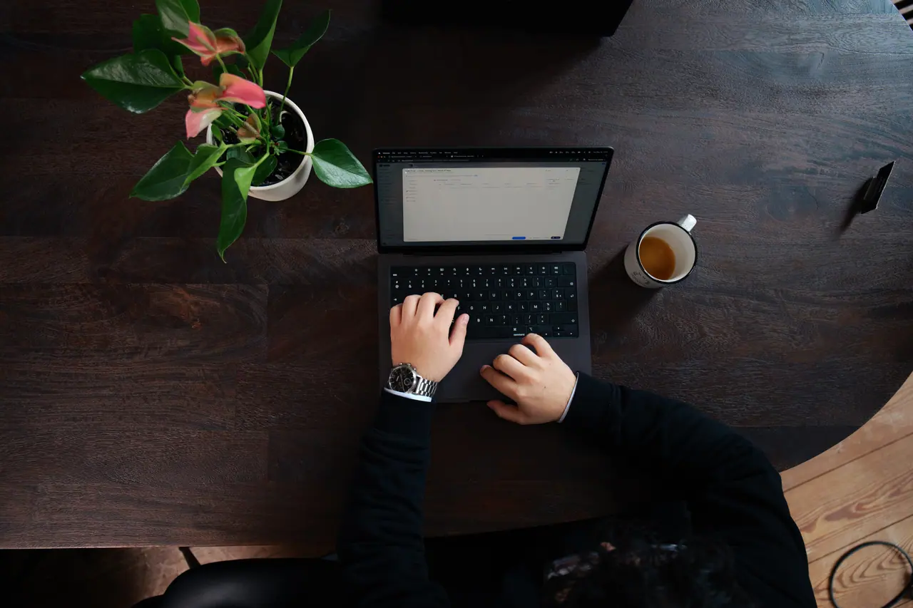 Werken aan een laptop op een houten tafel