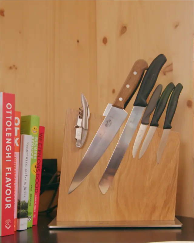 Knife block and cookbooks in the kitchen of Les Terrasses de Durbuy