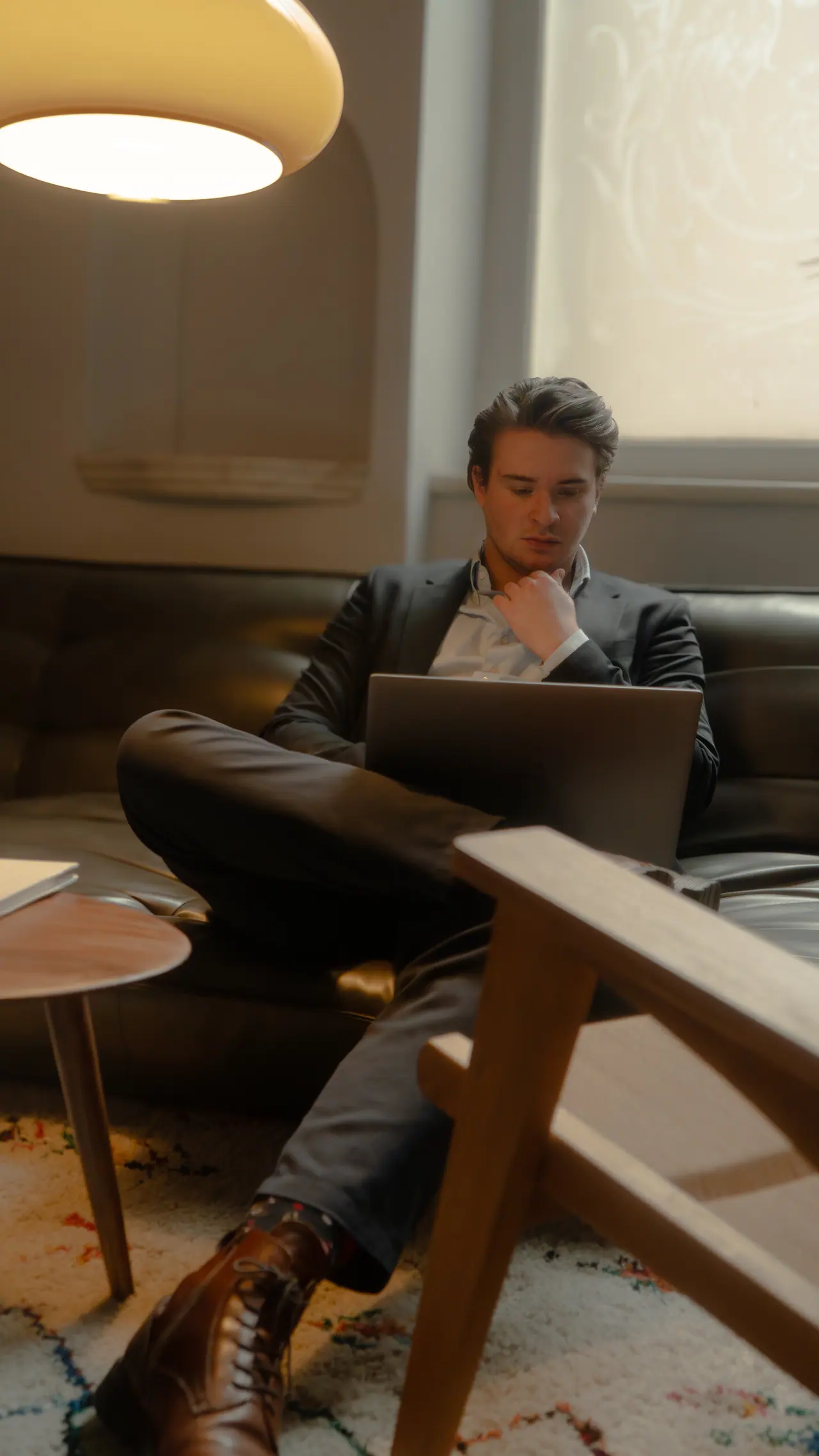 Een collega van VBS aan het werk op zijn laptop in een zetel