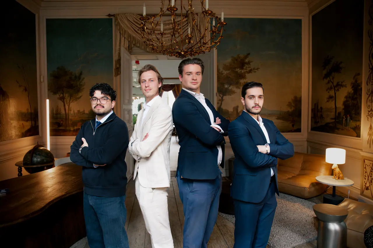 Het team van VBS Marketing in een historisch salon in Gent