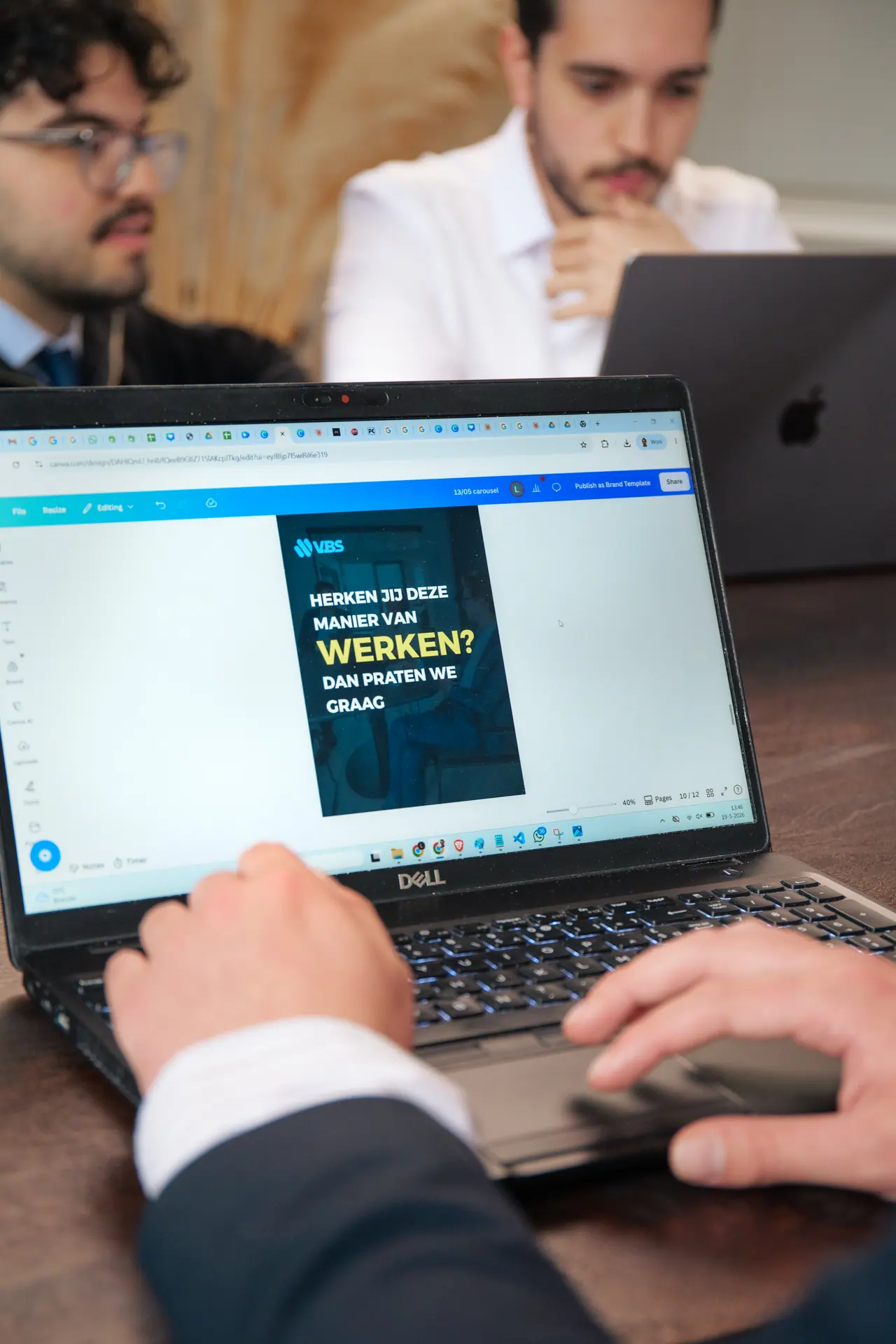 Een laptop met een carrousel voor Instagram in de maak bij VBS